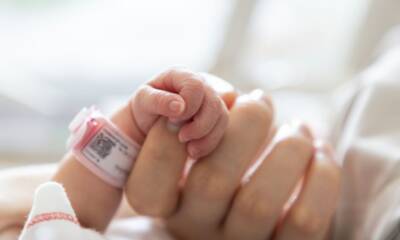 nascita bambino neonato appena nato braccialetto mani mamma figlia