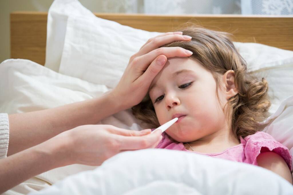 bambina malata febbre letto temperatura