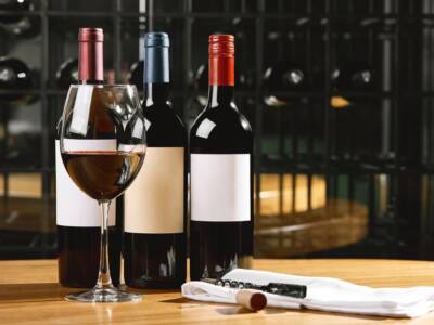 Etichette sul vino come sulle sigarette, il via libera dell’Ue: “Il vino nuoce alla salute”