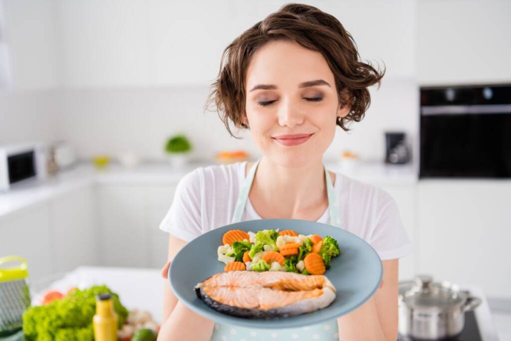 donna con cibo sano