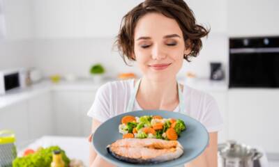 donna con cibo sano