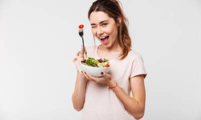 ragazza con insalata