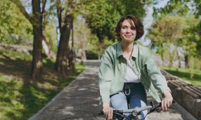 ragazza in bici