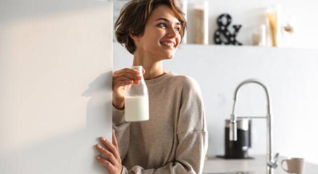 Come conservare il latte aperto in frigo: il posto giusto e quello da evitare