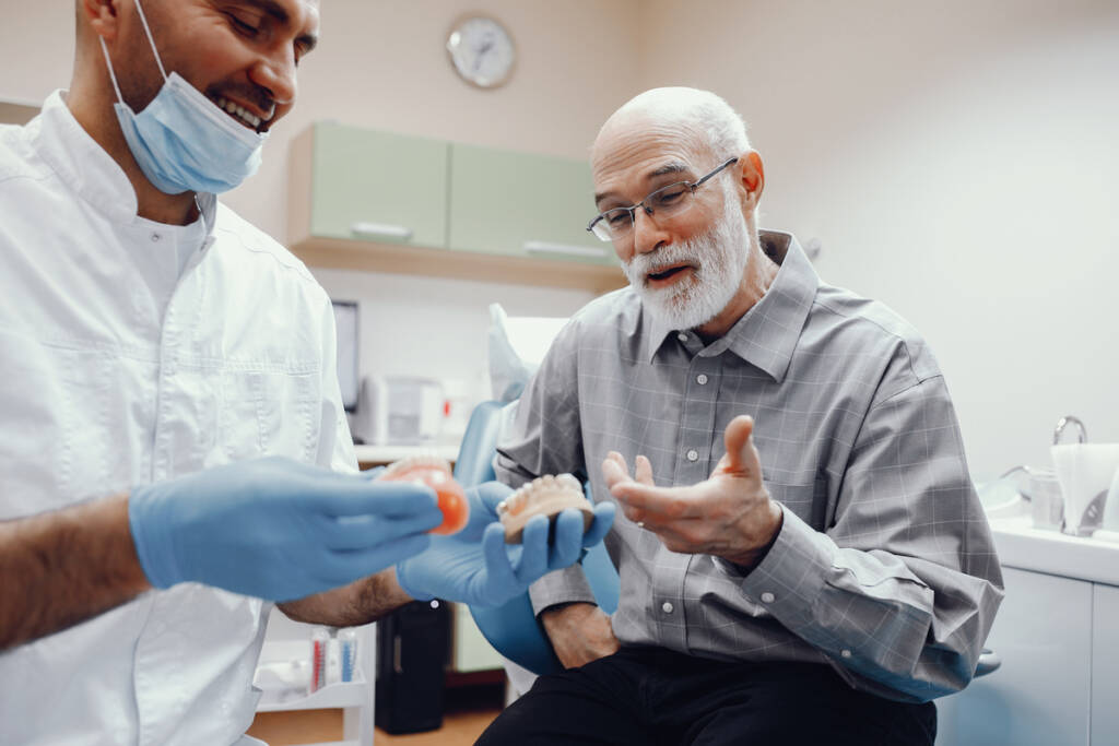 Anziano paziente dal dentista