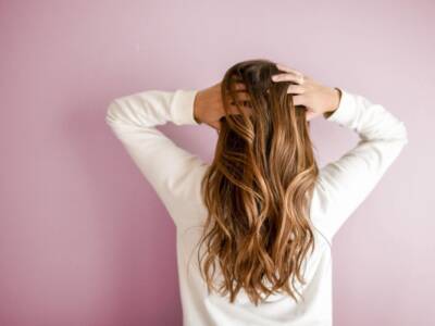 Come stimolare la crescita dei capelli? Scopri i benefici dell’olio di ricino