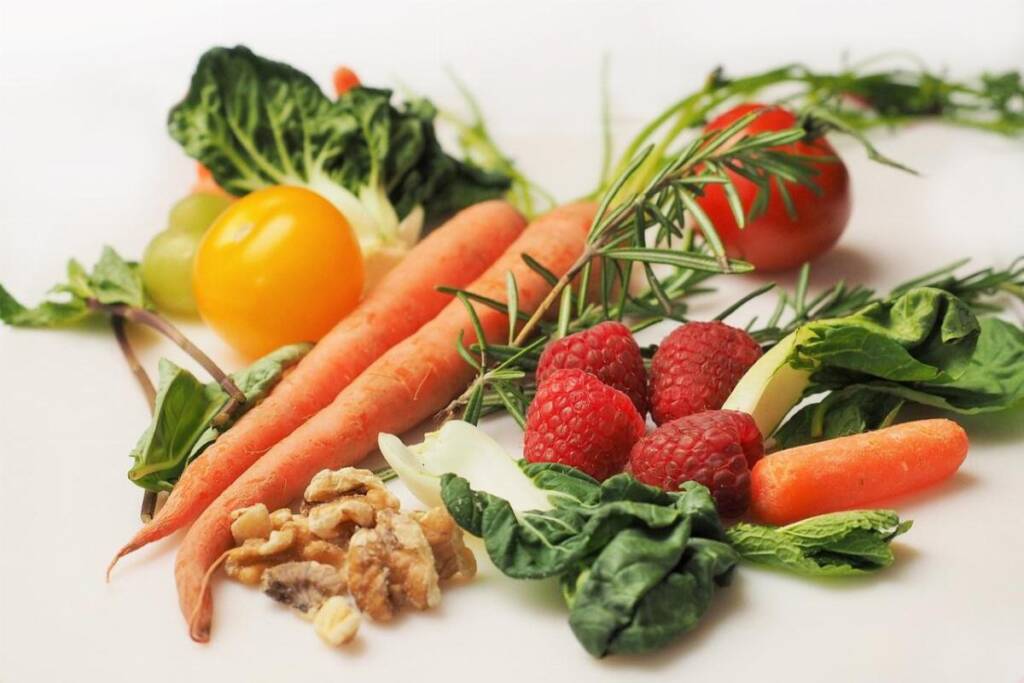 Frutta e verdura, carote, fragole, pomodori