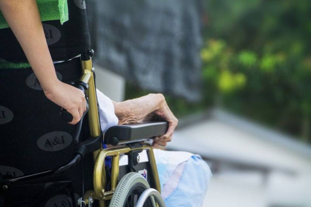 Anziano su sedia a rotelle assistenza medica