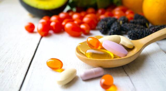 Integratori: le vitamine che mantengono giovani anche dopo i 60 anni